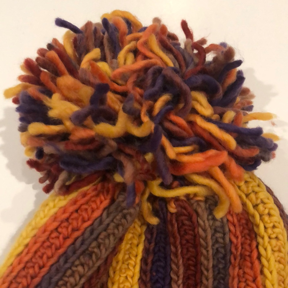 NEW! Colorful crocheted oversized pom pom hat - Picture 2 of 3